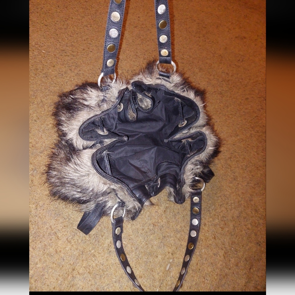 Express Furry Clamshell Bag - Picture 4 of 4